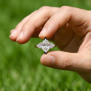 Bague de fiançailles à trois pierres en diamant de laboratoire, taille hexagonale et taille triligne, sertie à griffes, certifiée IGI, plaqué or 14K, tendance, pour mariée - Product Image 3