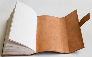 Diario de cuero color canela con correa de hebilla marrón oscuro – Cuaderno de papel hecho a mano con bordes deshilachados gruesos - Product Image 3