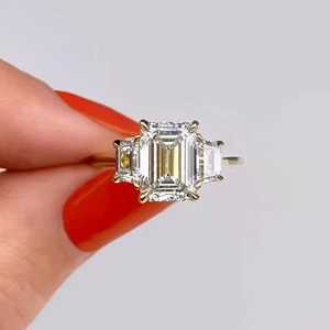 Bague de fiançailles et de mariage en or jaune 14 carats avec diamant de laboratoire taille émeraude 4.01 CT et pierres latérales trapézoïdales en trilogie - Product Image 1