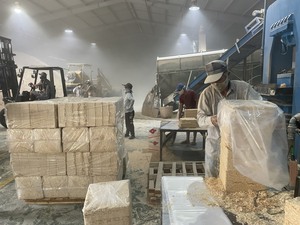 Thai Quality Pine Wood Shavings Good Chipper Dried Sawdust Pet Bed Animal Bedding for Small Pets <b>Agricultural</b> <b>Waste</b> Product - Product Image 2