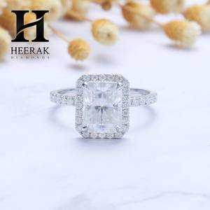 แหวนเพชรทรงรัศมี 3 กะรัต เพชรเลี้ยงในห้องปฏิบัติการ ตัวเรือนทองคำขาว 14K ดีไซน์คลาสสิคแบบวงแหวนเพชรล้อมรอบ พร้อมใบรับรอง - Product Image 3