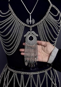 Protector de Cuello de Malla de Plata Hecho a Mano, Estilo Vintage Irregular, Armadura Metálica Protectora para Disfraz Medieval - Product Image 1