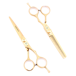 กรรไกรตัดผม 5.5 นิ้ว 6 นิ้ว ใบมีดตรง ชุดตัดผมสำหรับมือขวา สีดำ A1020 กรรไกรตัดผมระดับพรีเมียมสีทองสำหรับร้านเสริมสวย - Product Image 5