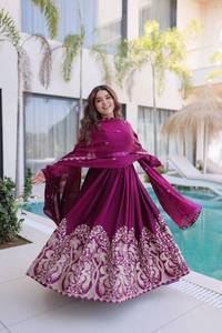 Robe de soirée brodée à motifs floraux pour femmes, style Anarkali ethnique avec dupatta, collection pour fêtes et festivals - Product Image 4