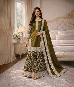 ชุดชาราร่าผ้าไหมสีเทาหรูหราปักลายหนัก พร้อมผ้าคลุมไหล่สีเขียวประดับเลื่อม สำหรับเทศกาลอีดและงานเฉลิมฉลองต่างๆ - Product Image 1