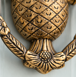 Sonnette de porte en forme d'ananas tropical, couleur bronze doré, avec motif diamant texturé et détails de feuilles décoratifs pour un style distinctif - Product Image 5