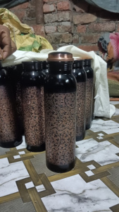 Ensemble de bouteille d'eau et de tasse en cuivre pur de qualité supérieure | Verres ayurvédiques pour la cuisine et la table | Vente en gros abordable d'Inde - Product Image 6
