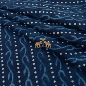 Tissu imprimé en coton indigo 100% naturel et biologique, magnifique tissu bleu pour robes et chemises pour femmes et filles - Product Image 2