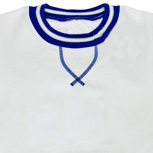 Sweat-shirt blanc en molleton doux, col rond, style personnalisé, avec poignets rayés bleus. - Product Image 2