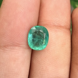 Esmeralda Zambiana Natural Genuina de 2.86 Quilates, Verde Vibrante, Facetada, Gema Suelta para Joyería Fina Personalizada de Diseñador - Product Image 1