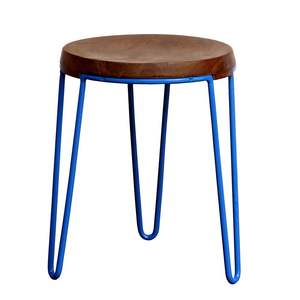 Taburete industrial moderno de madera y hierro, fabricado con una superficie de madera natural y una estructura de hierro reforzada para mayor estabilidad. - Product Image 3