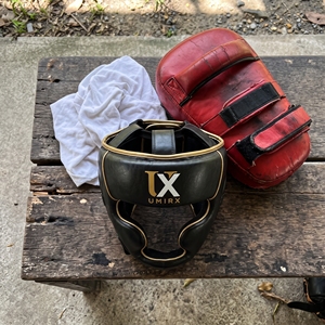 Protège-tête Muay Thai ouvert en cuir PU noir et or avec mentonnière pour entraînement de kickboxing et boxe thaï, personnalisable avec logo - Product Image 6