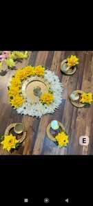 Ensemble de thali de mariage artisanal avec 4 porte-diya floraux assortis, roses rouges artificielles et élégantes fleurs de jasmin blanches - Product Image 4
