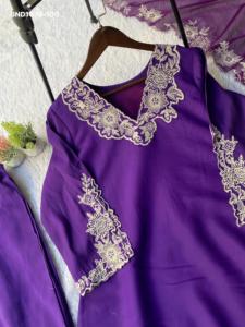 Traje Anarkali de seda romana de diseñador con bordado de hilo y cuello en V, conjunto de pantalón y dupatta. Proveedor y exportador mundial. - Product Image 5