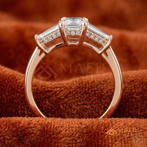 แหวนหมั้นเพชร/มอยส์ซาไนต์ทรงเอเมอรัลด์สีโรสโกลด์สำหรับผู้หญิง ประดับเพชรสามเม็ดทรงบาแกตต์เรียวด้านข้าง - Product Image 3