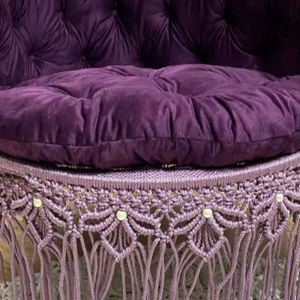 Grande chaise suspendue en macramé, balançoire en macramé, chaise en macramé violette, cadeau de pendaison de crémaillère, ornée de perles, ultra confortable - Product Image 1