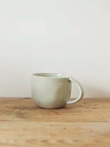 แก้วกาแฟเซรามิคพรีเมียมเคลือบสีน้ำเงินเหล็ก ดีไซน์โค้งมน จับถนัดมือ เก็บความร้อนได้ดี เหมาะสำหรับชุดอาหารสมัยใหม่ - Product Image 2