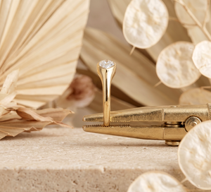 Anillo Solitario de Diamante Marquise de 2 Quilates con Bisel de Oro de 14K de Lujo, Diseño Minimalista, Joyería Hecha a Mano - Product Image 3