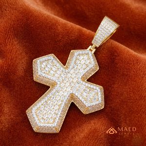 Collier pendentif croix en moissanite plaqué or 18 carats, bijoux de mode pour hommes et femmes, pendentif chic de style moderne et élégant, New York City - Product Image 3