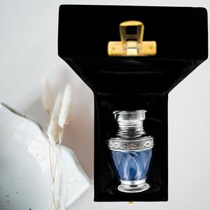 โกศบรรจุอัฐิสำหรับผู้ใหญ่ สไตล์อเมริกัน สีขาว คุณภาพพรีเมียม สลักลายด้วยมือ ความจุ 200 คิวบิกอินช์ ทำจากทองเหลืองขัดเงา LU - Product Image 2