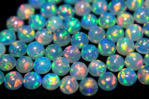 พลอยโอปอลเอธิโอเปียธรรมชาติ ทรงเหลี่ยมเจียระไนแบบคาโบชอง สีสันสวยงาม หลากสี พร้อมประกายไฟ ใช้เป็นพลอยประจำเดือนเกิด เหมาะสำหรับทำเครื่องประดับ - Product Image 3