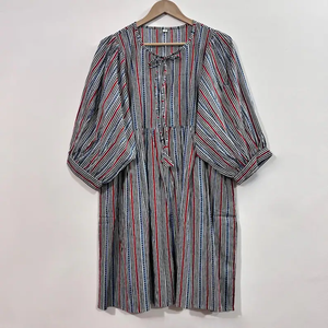 เดรสวินเทจผ้าฝ้ายพิมพ์ลายดอกไม้ด้วยมือ งานแฮนด์เมด เป็นมิตรกับสิ่งแวดล้อม คอวี แขนสามส่วน แต่งระบายลูกไม้ ซักได้ ใส่ได้ในโอกาสทางการ - Product Image 1