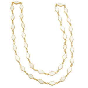 Collier de 32 pouces de long en laiton plaqué or, avec perles nacrées en forme de cerf-volant, serti d'une monture vintage et orné de breloques de mariage perlées - Product Image 1