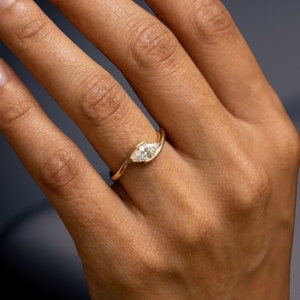 Bague de fiançailles en or 14 carats avec diamant de laboratoire de taille marquise, certifié IGI, clarté VS1, diamant blanc 1 carat, taille personnalisée de luxe - Product Image 1
