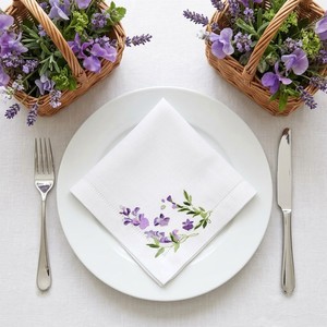 Serviettes de table brodées personnalisées à motif floral, en coton blanc, avec ourlet festonné, élégante décoration de table pour mariage, événement, ou fête de pendaison de crémaillère - Product Image 1