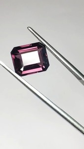 สปิเนลธรรมชาติ ไม่ผ่านการอบความร้อน ไม่ผ่านการบำบัด รูปทรงคุชชั่น น้ำหนัก 3.43 กะรัต คุณภาพระดับ AAA พร้อมประกายเงางาม สีสวยงาม ตัดและขึ้นรูปได้อย่างสมบูรณ์แบบ - Product Image 2