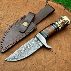 Couteau de chasse artisanal en acier Damas, lame fixe à pointe tombante, manche en bois avec accents en corne, étui en cuir - Product Image 1