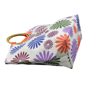 Sac de plage en jute exclusif, élégant et tendance, style très prisé, imprimé floral multicolore sur toute la surface, avec poignée ronde en rotin - Product Image 3