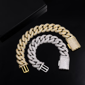 Bracelet Hip Hop audacieux à maillons cubains avec sertissage complet de pierres Moissanite, maillons larges et épais, et fermoir rectangulaire étincelant - Product Image 1