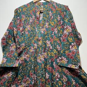 เดรสผ้าฝ้ายสีเขียวทรงสวยสำหรับผู้หญิง คอวี แขนยาวทรงกระดิ่ง แต่งลายชาติพันธุ์ เอวเข้ารูป ดีไซน์เนอร์คุรติ - Product Image 3