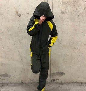 ชุดเซ็ตเสื้อแจ็คเก็ตและกางเกงขาสั้นไนลอนกันลมแบบมีซิปสำหรับผู้ชายและผู้หญิง ดีไซน์สีตัดต่อ มีฮู้ด ไซส์พลัส กันน้ำ พิมพ์ลาย เหมาะสำหรับฤดูใบไม้ผลิและใส่ทำงาน - Product Image 2