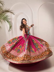 Lehenga de algodón muselina con estampado digital de diseñador y trabajo de espejo real, con blusa y dupatta, conjunto especial de Lehenga Choli para Navratri. - Product Image 2