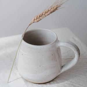 Taza de Café de Cerámica Moderna con Esmalte Natural Moteado, Superficie Texturizada, Asa de Agarre Firme, Diseño que Retiene el Calor para una Vida Acogedora - Product Image 2