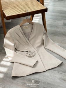 Blazer Elegante Drapeado de Manga Larga para Mujer VELOURA ODM/OEM/Venta al por Mayor Antiestático con Cuello en V de Tela de Lana Peinada Oculta - Product Image 5