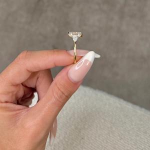 Anillo de Compromiso con Diamante Cultivado en Laboratorio de 3.5 Quilates, Corte Esmeralda, Tres Piedras, Forma de Pera en la Mitad del Lateral, Oro Amarillo de 14k, Anillo de Aniversario - Product Image 4