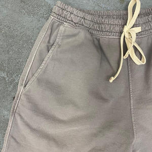 Shorts Jogger Homme Personnalisés en Molleton Français Délavé Effet Usé avec Cordon de Serrage et Motif Uni Style Décontracté - Product Image 6