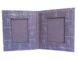 Camlon Exports - Vente Flash : Cadre Photo Mural Personnalisé en Papier Recyclé Bleu Foncé avec Broderie Noire et Logo Personnalisé pour la Famille - Product Image 1