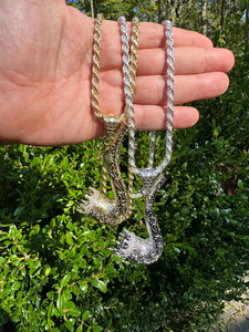 Pendentif en alliage plaqué or véritable massif de style vintage avec un motif de volutes complexes et une base circulaire - Product Image 4
