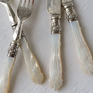 Ensemble de couverts vintage en acier inoxydable argenté, 2 pièces, avec manche en nacre, finition poli miroir, comprenant cuillère de service, fourchette et couteau, pour les réceptions et les dîners - Product Image 5
