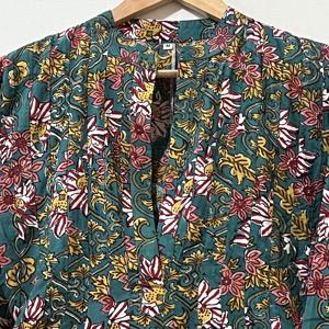 เดรสผ้าฝ้ายสีเขียวทรงสวยสำหรับผู้หญิง คอวี แขนยาวทรงกระดิ่ง แต่งลายชาติพันธุ์ เอวเข้ารูป ดีไซน์เนอร์คุรติ - Product Image 4