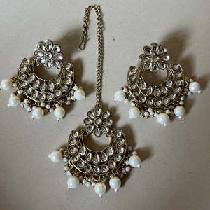 Boucles d'oreilles ethniques plaquées or de qualité supérieure avec perles d'imitation Kundan et ensemble Maangtikka - Cadeau pour occasion spéciale 10581536WH - Product Image 1