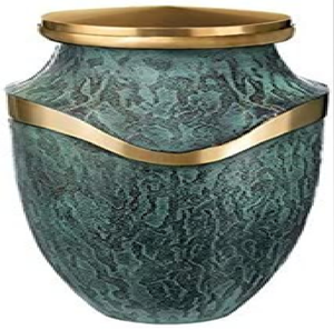 Urna blanca hecha a mano con intrincados diseños de hojas plateadas. Un tributo tranquilo y clásico, disponible a precios de mayorista. - Product Image 2