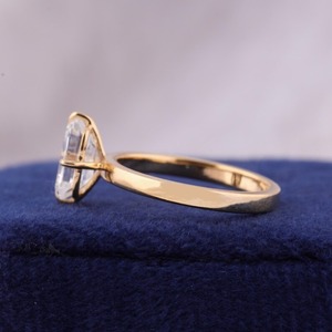 Anillo de Compromiso Solitario de Oro Amarillo de 14k con Diamante Cultivado en Laboratorio de 3 Quilates con Corte Ashoka, Certificado IGI, Diseño Cruzado de Lujo - Product Image 5