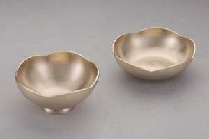 Juego de cuencos de metal dorado personalizados, hechos a mano, con pétalos de latón cepillado, para decoración de mesa en el hogar, hotel o sala de estar. - Product Image 1
