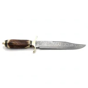 Cuchillos de caza de hoja fija con mangos marrones, acabado estampado, guardacuchillo metálico y funda de transporte para actividades al aire libre, camping y tareas de campo. - Product Image 1