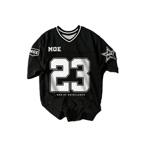 Maillot de football américain personnalisé sublimé, col en V en maille noire, coupe athlétique avec impression de grands numéros, OEM en gros - Product Image 2